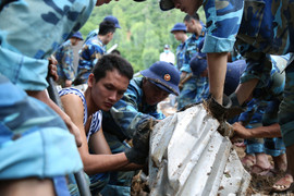 Hàng trăm chiến sĩ khuân đá, bới đất tìm kiếm nạn nhân mất tích sau sạt lở núi ở Nha Trang