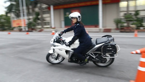 Video: Nữ sinh cảnh sát đổ người vào cua, phóng nhanh phanh gấp cùng xe phân khối lớn