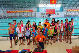 Lớp học bơi miễn phí của người thầy 'lắm chiêu'