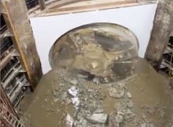 'Quái vật đào hầm' của Elon Musk chui ra từ lòng đất