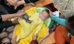 Nghi vấn mẹ đè tay khiến con 4 tháng tuổi ngạt thở