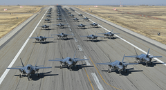 Video: Siêu tiêm kích tàng hình F-35 của Mỹ dàn hàng tập trận