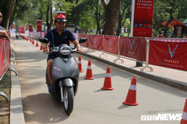 Video: Dân Hà Nội thích thú lái thử xe điện Klara của VinFast