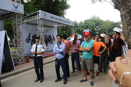 Video: Dòng người đăng ký mua ô tô, xe điện VinFast đông như trẩy hội