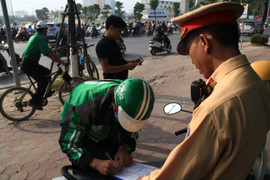 Kỷ luật 21 cán bộ, chiến sĩ CSGT 'làm luật' như ảo thuật ở Hà Nội