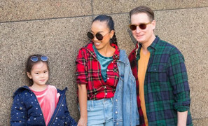 Con gái Đoan Trang khoe phong cách thời trang sành điệu, nhí nhảnh cùng ba mẹ dạo phố