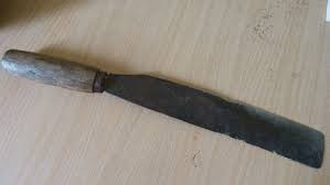 Đang chạy xe máy về nhà, cô giáo bị chồng chặn đường chém trọng thương