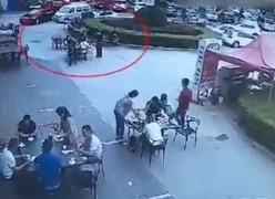 Chê thức ăn, thực khách bị đầu bếp Trung Quốc dội nước sôi khiến bỏng nặng