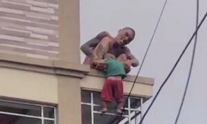 Kẻ nghi ngáo đá ném con từ tầng 2 ở Nghệ An khai gì?