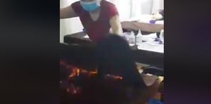 Báo nước ngoài choáng với phương pháp làm đẹp bằng cách 'tẩm cồn đốt mặt' của Việt Nam