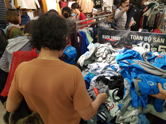 Mệt mỏi khi đi mua sắm ngày Black Friday, 'thượng đế' phải chờ cả tiếng mới đến lượt thử đồ