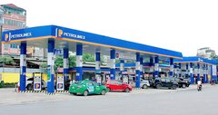 Giá xăng trong nước giảm nhẹ hơn thế giới, lợi nhuận Petrolimex tăng mạnh