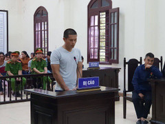 Bị chê múa côn xấu, dùng vỏ chai vỡ đâm chết bạn