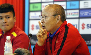 HLV Park Hang Seo lý giải hành động không bắt tay HLV Myanmar