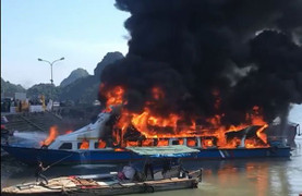 Video: Tàu cao tốc bốc cháy dữ dội tại cảng Cái Rồng, Quảng Ninh