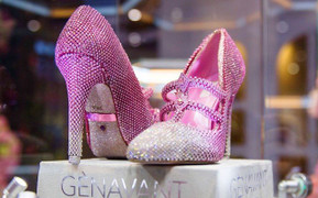 Clip: Mục sở thị đôi giày giá hơn 100 tỷ đồng ở Trung Quốc