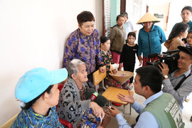 Bão tiến sát đất liền, Nha Trang cấm biển, di dời dân khỏi nơi sạt lở