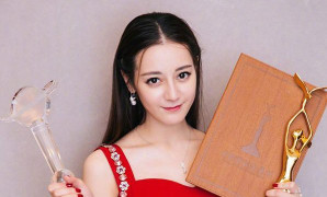 D&G kì thị người Trung Quốc, Địch Lệ Nhiệt Ba xóa bài viết mặc váy D&G nhận giải Thị Hậu Kim Ưng