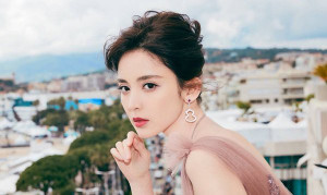 Cổ Lực Na Trát - mỹ nhân tài sắc lao đao vì loạt clip tình ái nhạy cảm