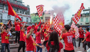 Video: CĐV diễu hành hò hét, đốt pháo sáng trước trận Việt Nam vs Campuchia