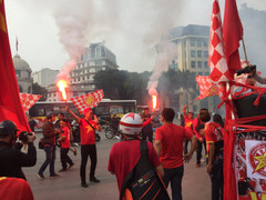 Ảnh: CĐV diễu hành, đốt pháo sáng trước trận Việt Nam vs Campuchia