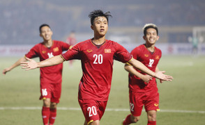 Thắng đậm Campuchia, tuyển Việt Nam vào bán kết AFF Cup với ngôi đầu bảng A