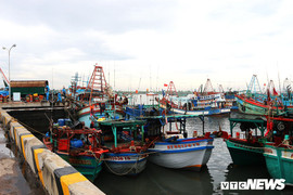 Bão số 9 diễn biến phức tạp: 2 tàu cá mất liên lạc, 1 người mất tích