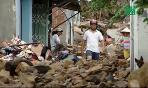 Video: Dân Khánh Hòa trở lại nơi sạt lở trước bão bất chấp nguy hiểm