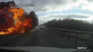 Video: Ô tô con văng bánh, lao vào làn đường ngược chiều làm xe tải phát nổ