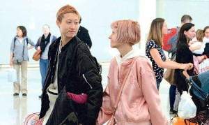 Con gái Thành Long nợ tiền nhà tại Canada, phải đưa bạn gái trở lại Hong Kong cầu cứu