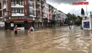 Bão số 9: Đường phố Nha Trang mênh mông nước