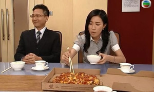 Dùng đũa gắp pizza, Xa Thi Mạn gây tranh cãi