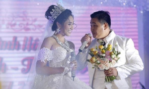 Hoa hậu Đặng Thu Thảo và chồng hát Bolero trong tiệc cưới ở Cần Thơ