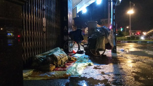 Những phận đời trong đêm mưa ngập sâu chưa từng có ở TP.HCM