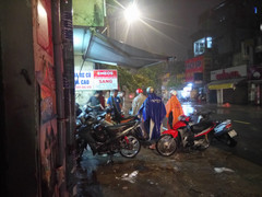 Thợ sửa xe máy kiếm bộn trong đêm mưa ngập lịch sử ở TP.HCM