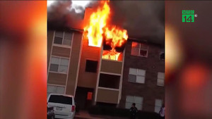 Clip: Cháy chung cư, mẹ liều mình ném con từ tầng 3 xuống đất