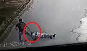 Clip: Mang súng giả đi cướp, bị nạn nhân đánh tơi bời giữa đường