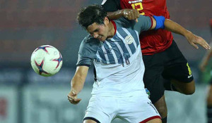 AFF Cup 2018: Đội trưởng Philippines khâu 4 mũi trên đầu