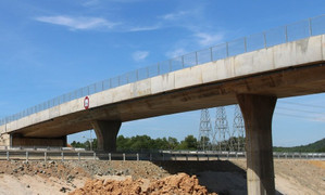 Hết vá ổ gà, bôi keo chống thấm, chủ đầu tư lại rốt ráo bù lún cầu cống cao tốc Đà Nẵng – Quảng Ngãi