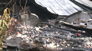 Lửa thiêu rụi 2 căn nhà, cụ bà 83 tuổi bị bại liệt may mắn thoát chết