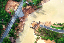 Cầu ở Khánh Hòa bị gãy đôi, 300 hộ dân bị cô lập ngoài biển