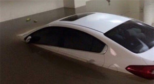 Ô tô 'ngụp lặn' trong hầm chung cư ngập nước, ai phải bồi thường?