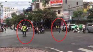 Clip: Nhóm phượt thủ ngang nhiên chặn đường 10 phút, coi mình như xe ưu tiên