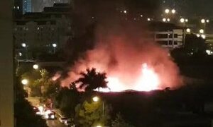 Clip: Gara ô tô gần Keangnam, Hà Nội cháy ngùn ngụt, khói đen cuồn cuộn kín trời