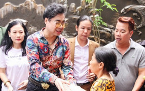 Danh ca Ngọc Sơn phát gạo, tặng tiền cho người nghèo sau cơn bão số 9
