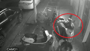 Clip: Bẻ khóa bất thành, trộm nhấc bổng xe máy bê đi