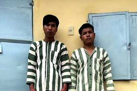 Bắt 2 nghi can giở trò đồi bại với bé gái 14 tuổi