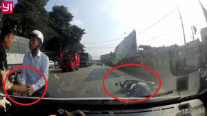 Clip: Va chạm giao thông, hành động của người đi xe máy khiến tài xế ô tô ngỡ ngàng