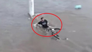 Clip: Cố vớt xe đạp trong lũ dữ, bị nước xiết cuốn chết thảm