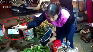 Clip: Nữ quái tráo 500.000 đồng và 20.000 đồng như 'ma thuật', bị cô bán rau vạch mặt bẽ bàng